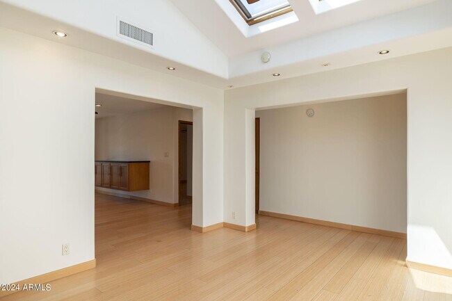 Foto del edificio - 8643 E Sandalwood Dr