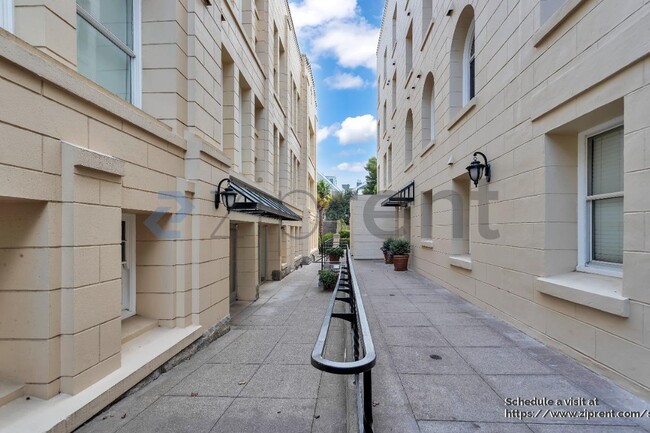 Building Photo - 323 29th St