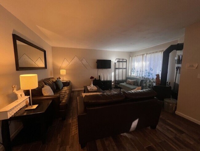 Foto del edificio - Newly Remodeled 2-Bedroom, 2-Bathroom Downstairs Unit in the Heart of Town!