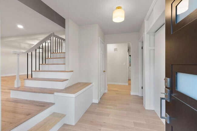 Building Photo - 4 Bedroom completely remodeled home in For...