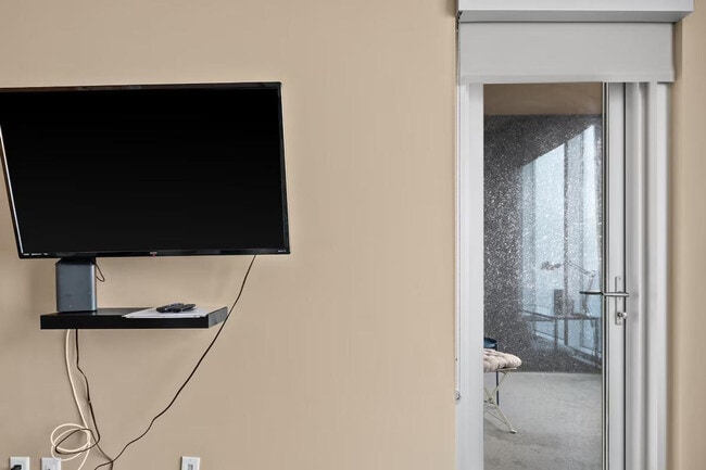 Building Photo - 1320 1st St SE