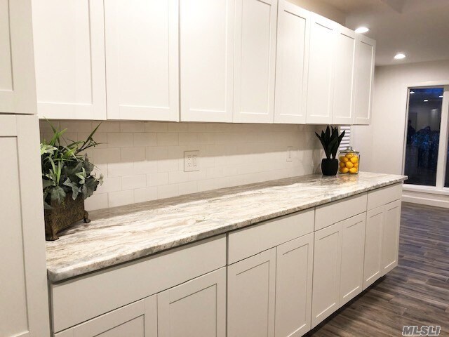 Foto del edificio - 611 Connetquot Ave