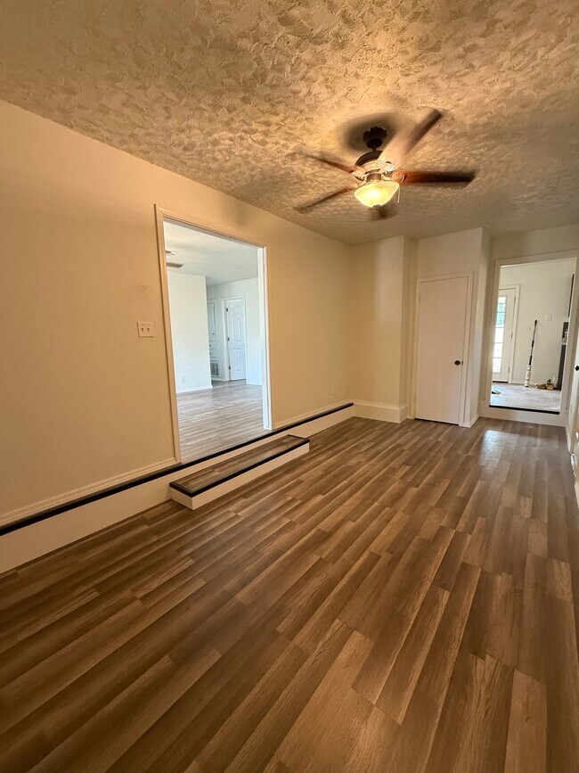 Building Photo - 613 S Meadow Ln