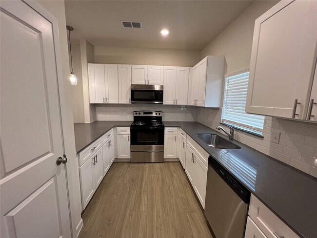 Foto del edificio - 3050 Viking St