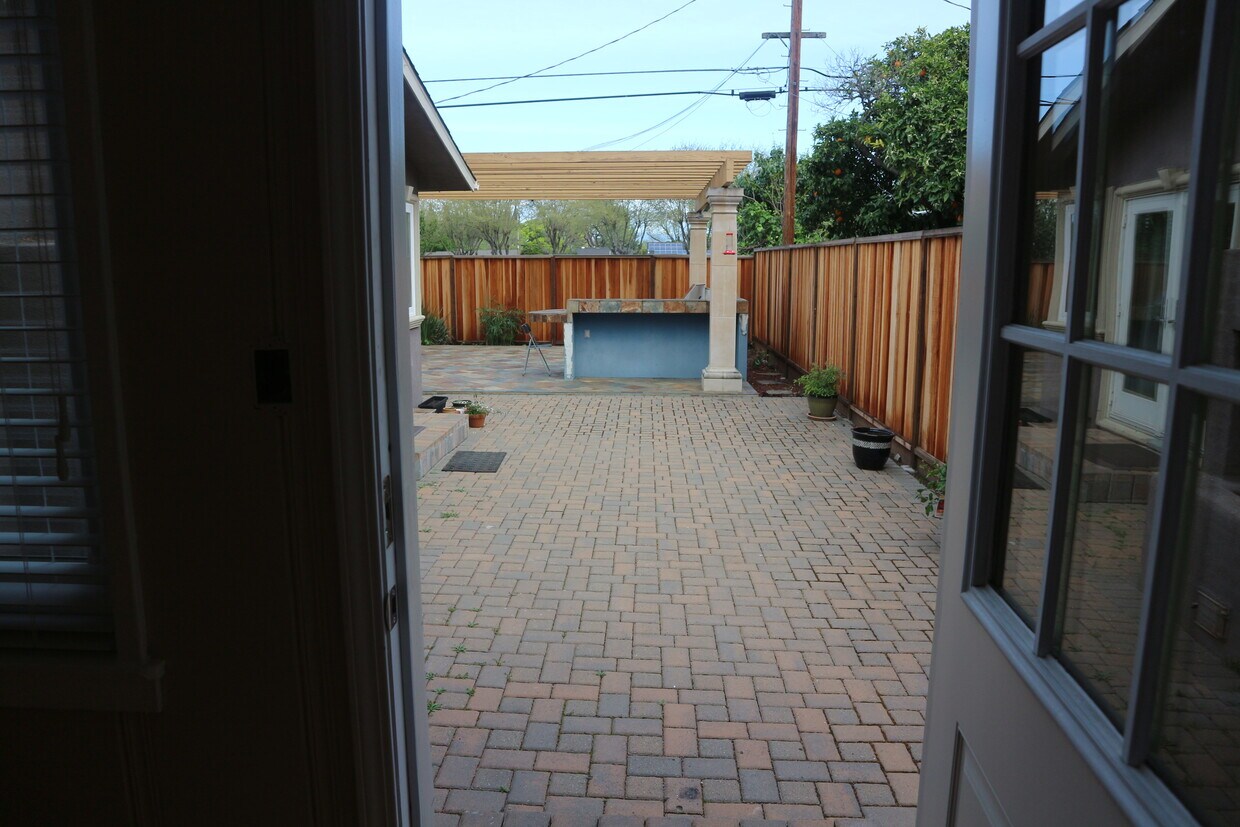 Building Photo - 416 April Way