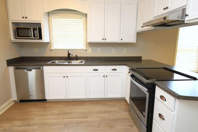 Foto del edificio - 4110 Barrington Dr
