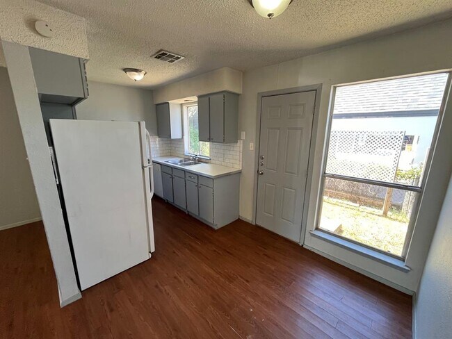 Building Photo - 501 Thelma Dr