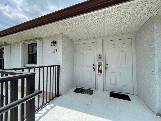 Foto del edificio - CENTRALLY LOCATED- UPDATED UNFURNISHED ANNUAL RENTAL