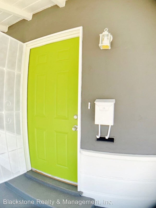 Foto del edificio - 3740 1/2-3529 1/2 W 115th St