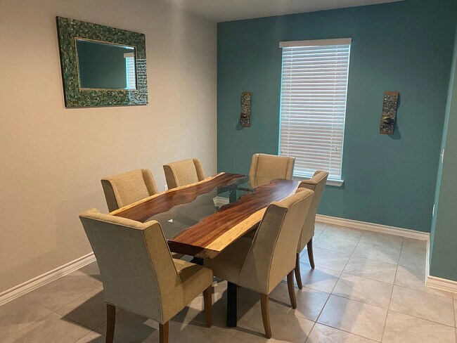 Foto del edificio - Room in House on Clayton Creek Ave