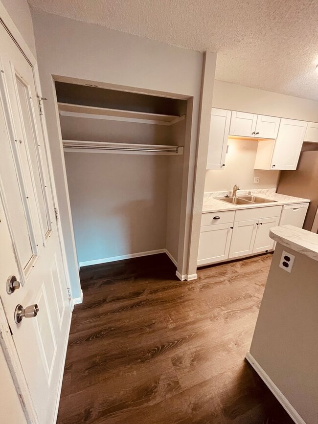 Building Photo - 1 bedroom condo