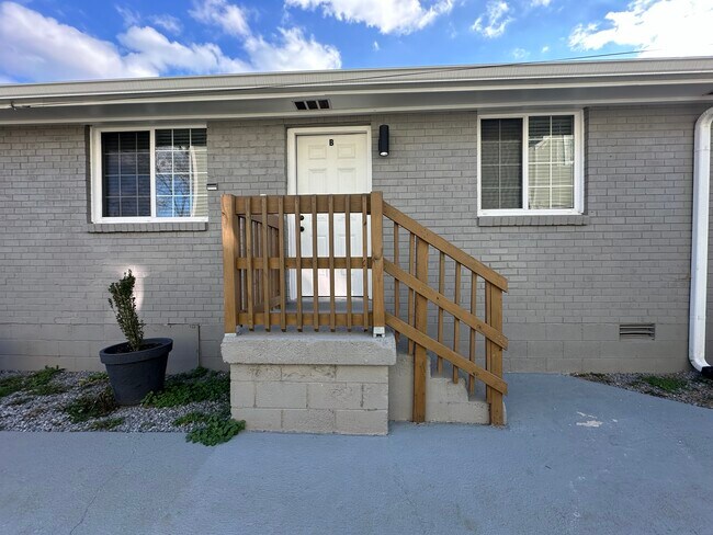Building Photo - 714 27th Ave N