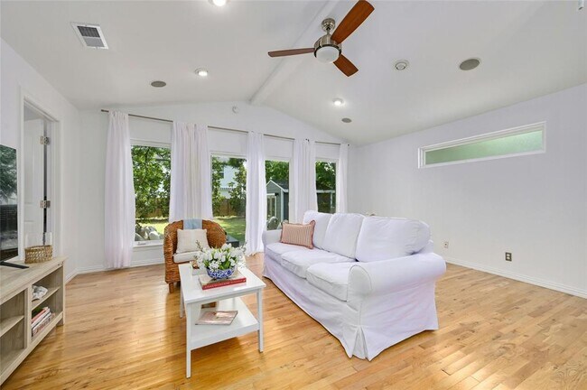 Building Photo - 406 W 55th St