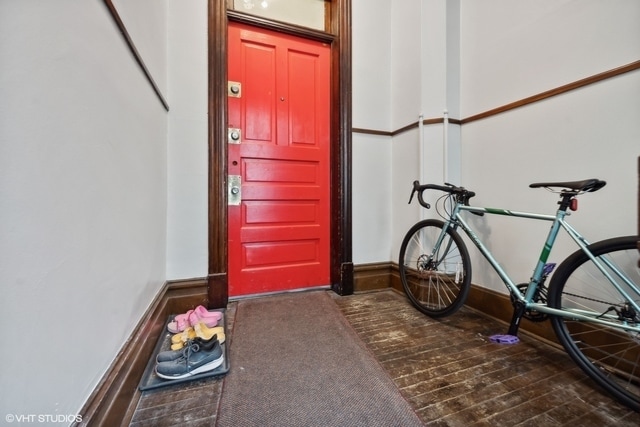 Primary Photo - 814 W Newport Ave