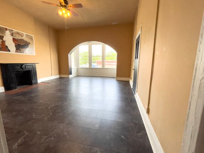 Building Photo - 17 N Main St