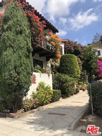 Foto del edificio - 2590 N Beachwood Dr