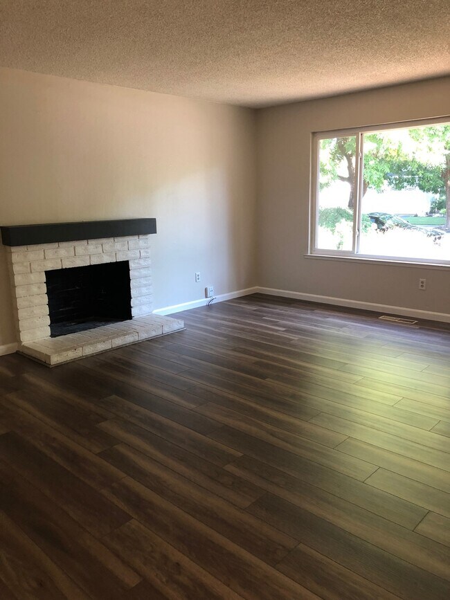Foto del edificio - 3 bedroom 2 bath Available Now!
