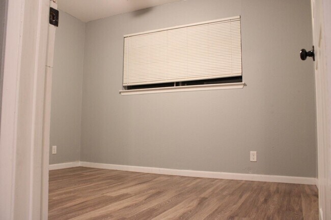 Foto del edificio - 2912-2914-2914 Bernice Dr