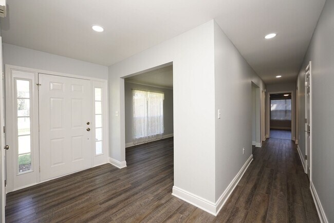 Foto del edificio - Spacious 5-Bedroom Home in Gated Parkwood ...