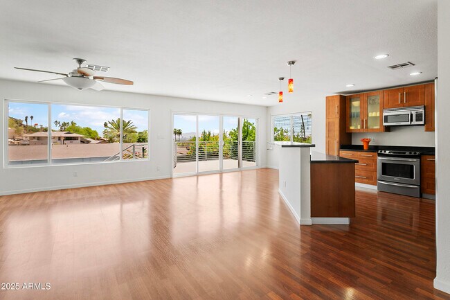 Foto del edificio - 2221 E Belmont Ave