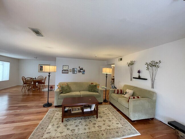 Foto del edificio - Beautiful 2 Bedroom , 2 Bedroom Bath Unit
