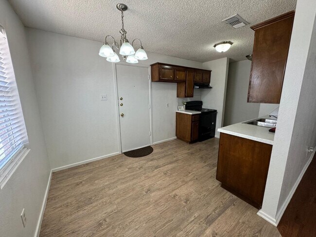 Foto del edificio - 8212 Vernon Ave