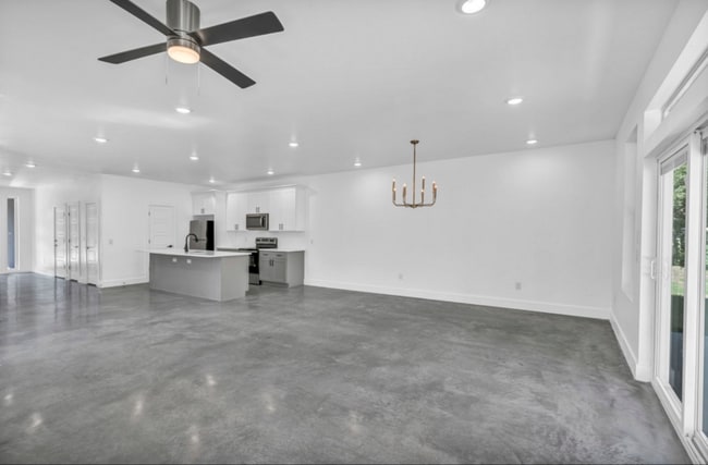 Building Photo - 1006 E Marble St