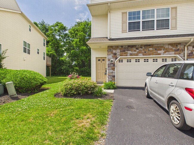 Foto del edificio - Spacious Townhouse on Mapleton Blvd.