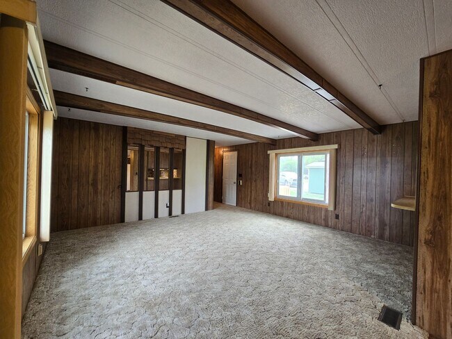 Building Photo - 3 bed 2 bath mobile home for rent