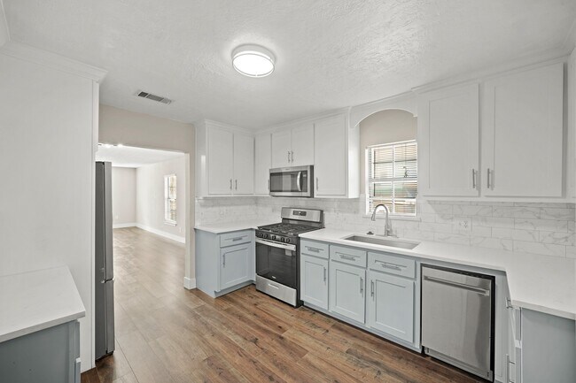 Building Photo - 5201 Pease St