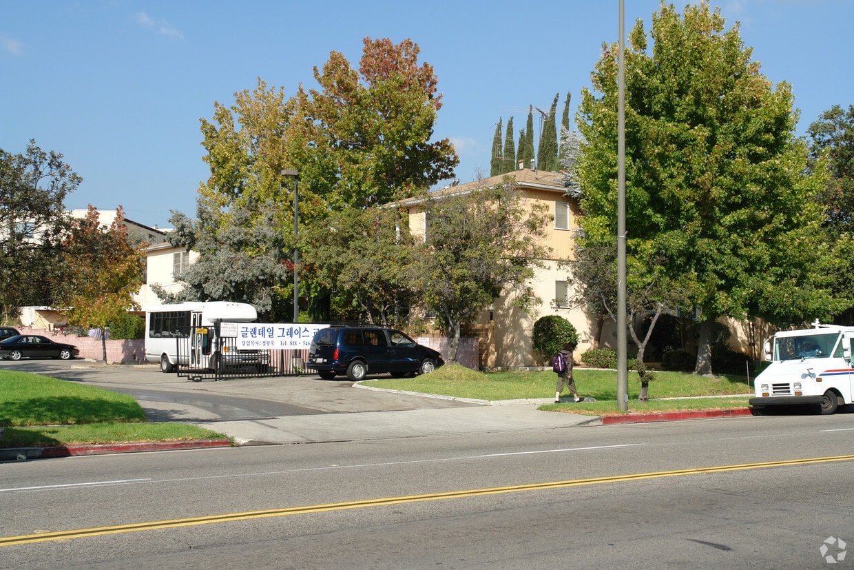 Building Photo - 1515 E Broadway