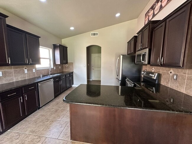 Building Photo - 3 Bed 2 Bath Home