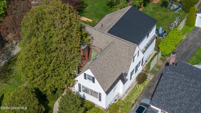 Building Photo - 34 Pinewood Ave