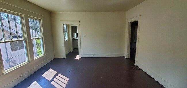 Building Photo - 3 Bedroom 1 Bathroom House