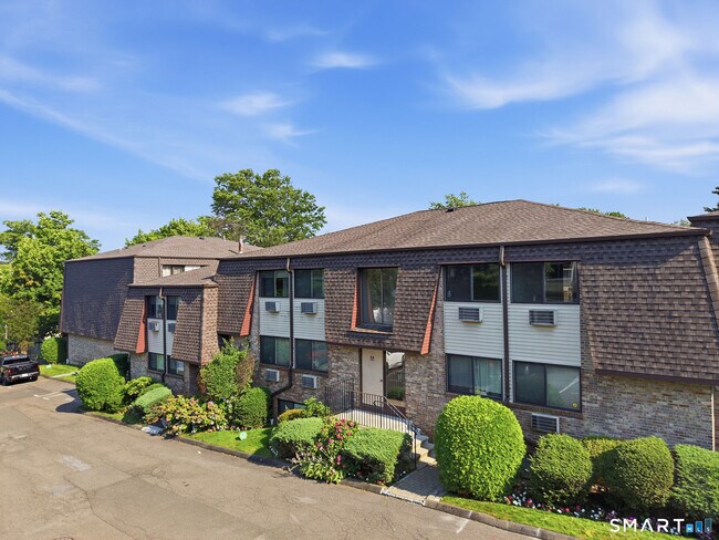 Foto del edificio - 255 Strawberry Hill Ave