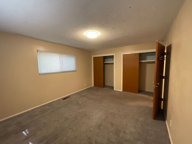 Building Photo - Rental - Available Now Near UNR