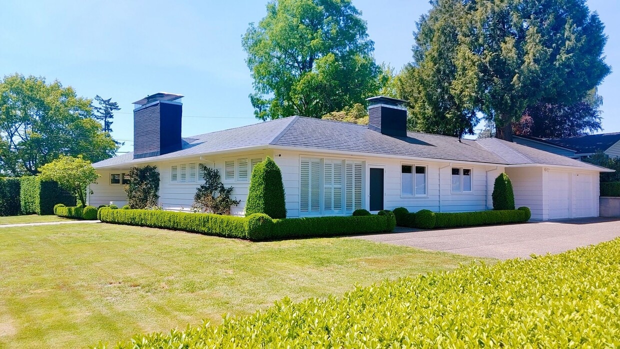 Primary Photo - Broadmoor Mid-Century 3 Bedroom Ranch With...