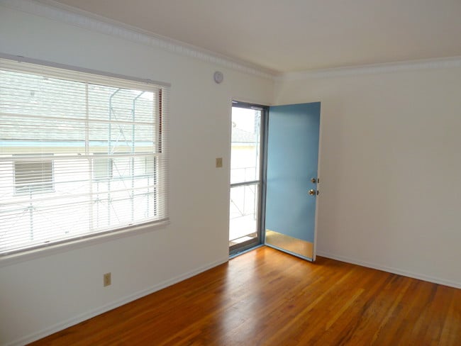 Sala de estar - 7073 1/2 W Manchester Ave