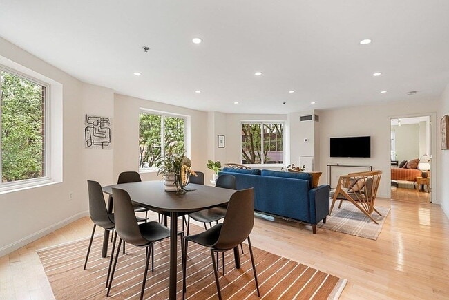 Foto del edificio - "Spacious 2-Bed Retreat with Granite Touches & Pool Access in Cambridge's Heart!"