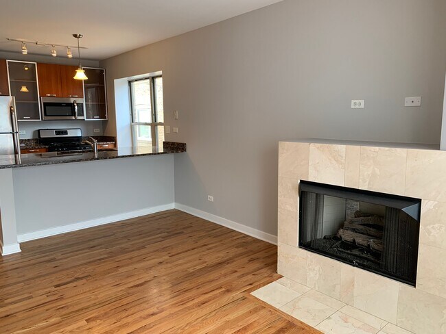 Building Photo - 7510 N Damen Ave