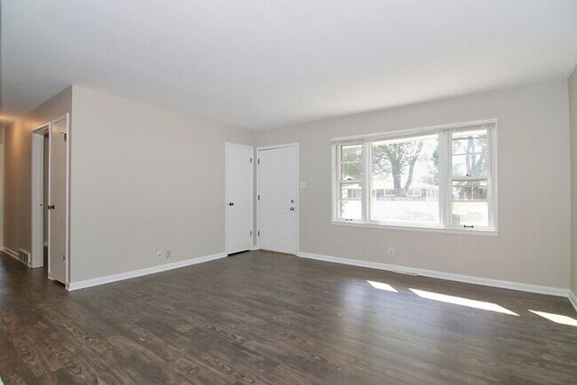 Foto del edificio - GREAT LAWRENCE TOWNSHIP HOME!