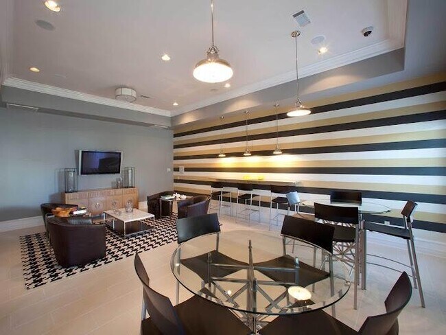 Foto del edificio - 15000 W Airport Blvd