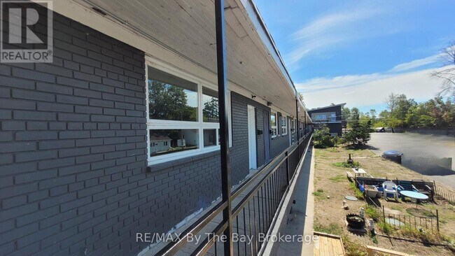 Photo du bâtiment - 280-280 River Rd E