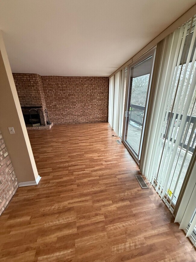 Foto del edificio - 5500 Hillcrest Ln