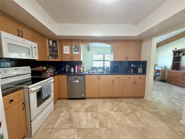 Building Photo - 5501 SW 118th Ave