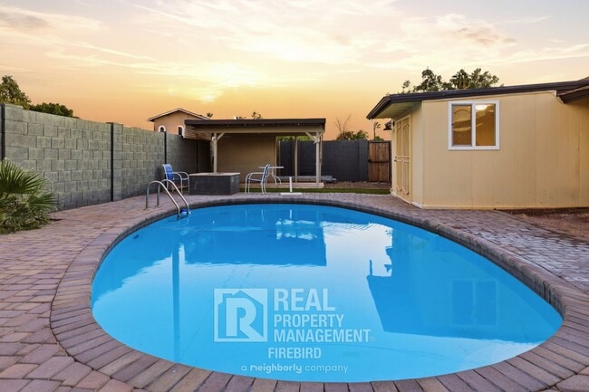 Foto del edificio - 1901 N 48th Pl