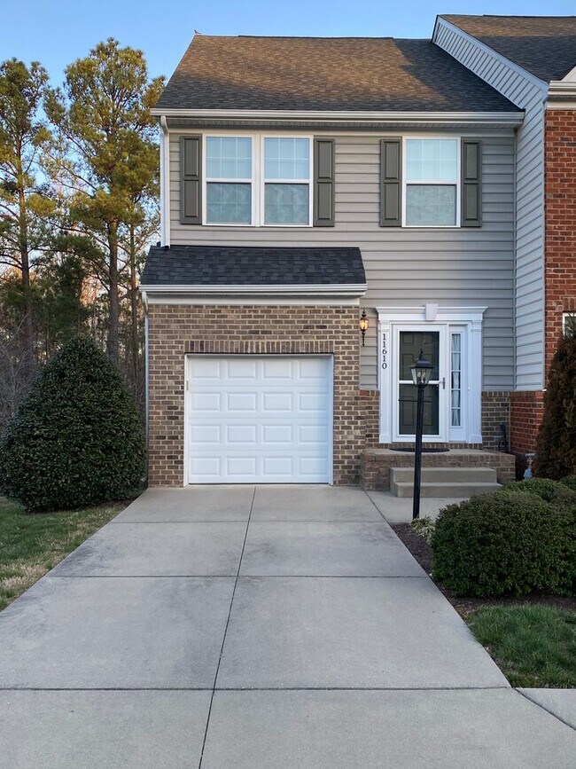 Building Photo - 3 BR / 3.5 BA End Unit Townhome, Available...
