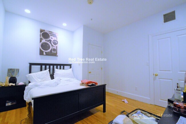 Building Photo - 140 Boylston St