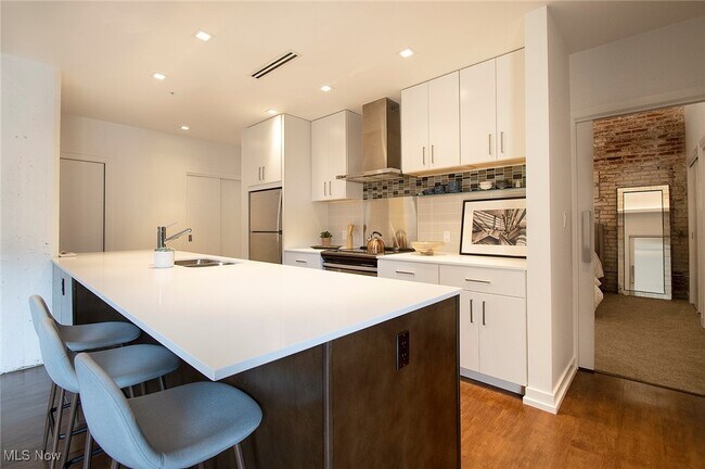 Foto del edificio - 725 Johnson Ct