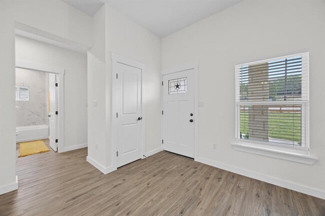 Foto del edificio - 17701 Village Dr